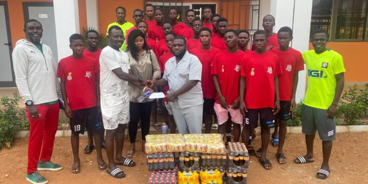 Wa Suntaa Sporting Club donates GHC1000 and groceries to Upper West Regional KGL U-17 team